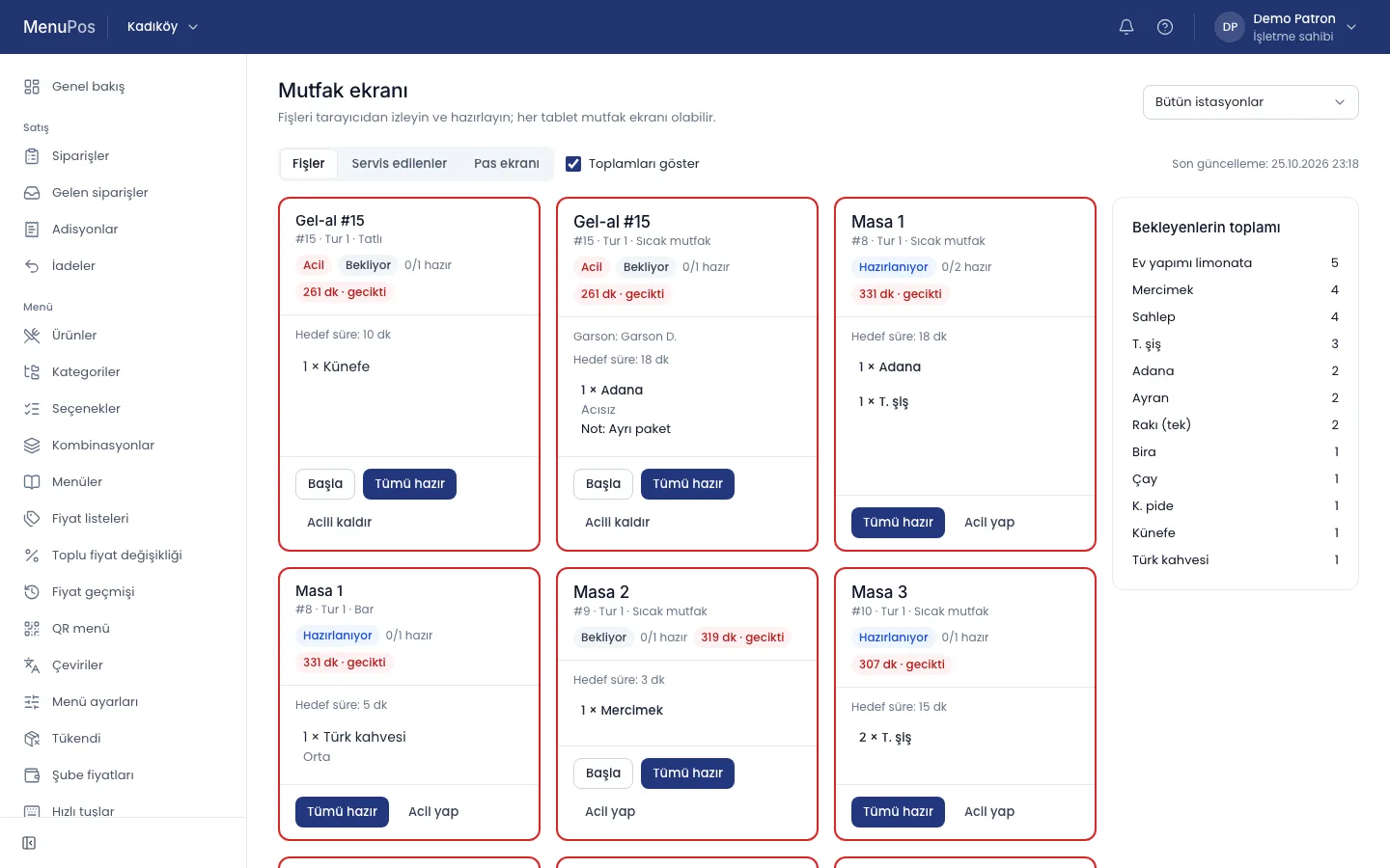 MenuPos mutfak ekranı: masa ve gel-al fişleri istasyonlarıyla, hazırlık durumu ve bekleme süresiyle; yanda bekleyen ürünlerin toplamı.